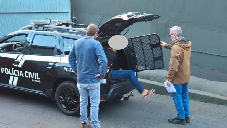Viatura da Polícia Civil durante atendimento de ocorrência de cárcere privado em Ivaiporã.