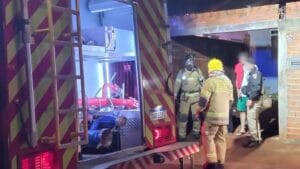 Casa atingida por incêndio após confusão em Apucarana