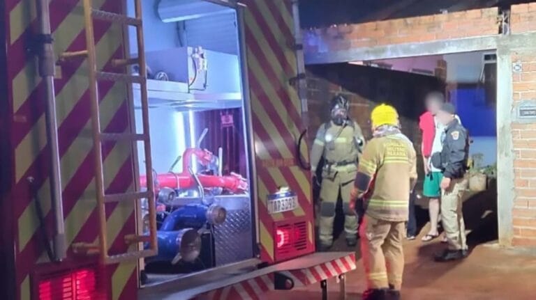 Casa atingida por incêndio após confusão em Apucarana