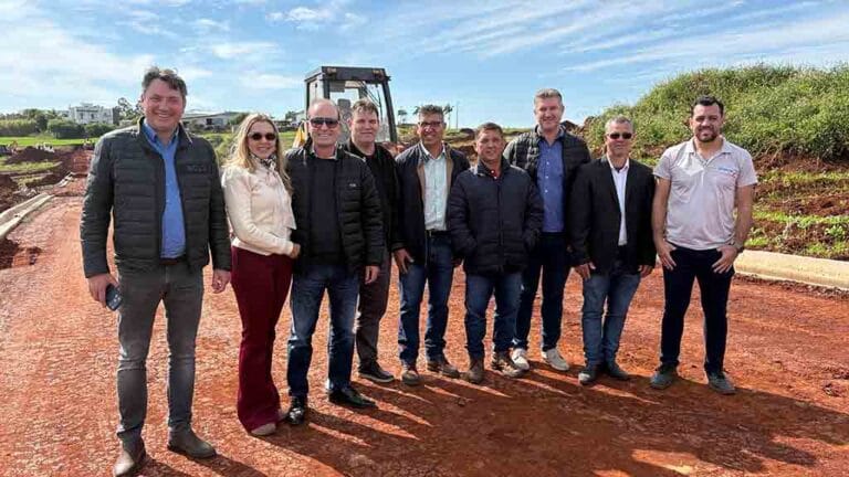 Autoridades municipais e o deputado federal Sergio Souza anunciam investimentos de R$ 19,2 milhões para habitação popular e barracões industriais