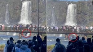urista em área próxima à passarela das Cataratas do Iguaçu após tentar recuperar um celular