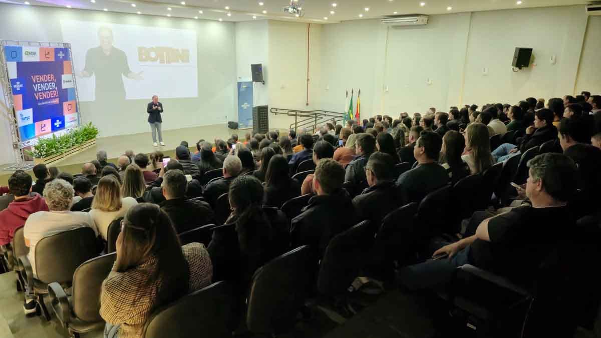 Ciro Bottini palestra para empresários, comerciantes e acadêmicos durante evento sobre vendas realizado na Fatec Ivaiporã