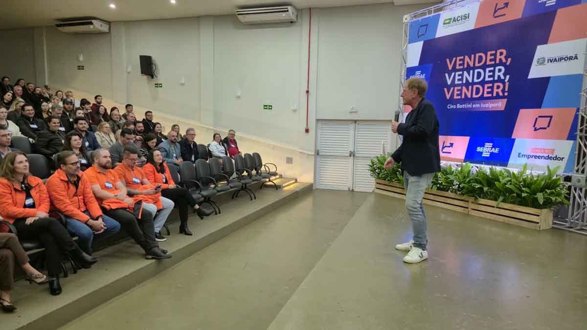 Ciro Bottini compartilha experiências e estratégias de vendas em palestra na Fatec Ivaiporã Ciro Bottini palestra para empresários, comerciantes e acadêmicos durante evento sobre vendas realizado na Fatec Ivaiporã