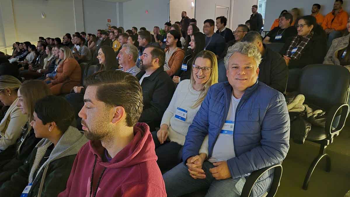 Ciro Bottini compartilha experiências e estratégias de vendas em palestra na Fatec Ivaiporã Ciro Bottini palestra para empresários, comerciantes e acadêmicos durante evento sobre vendas realizado na Fatec Ivaiporã