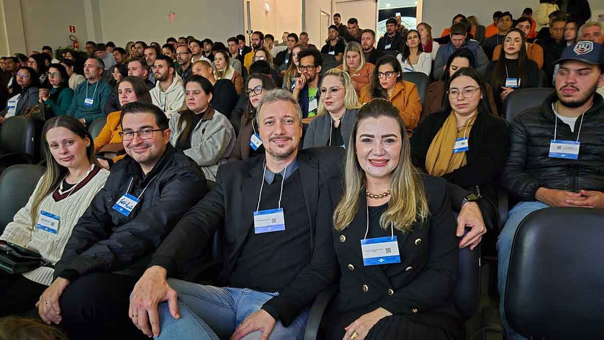 Ciro Bottini compartilha experiências e estratégias de vendas em palestra na Fatec Ivaiporã Ciro Bottini palestra para empresários, comerciantes e acadêmicos durante evento sobre vendas realizado na Fatec Ivaiporã