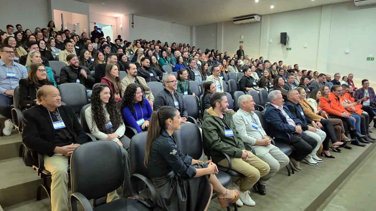 Ciro Bottini compartilha experiências e estratégias de vendas em palestra na Fatec Ivaiporã Ciro Bottini palestra para empresários, comerciantes e acadêmicos durante evento sobre vendas realizado na Fatec Ivaiporã