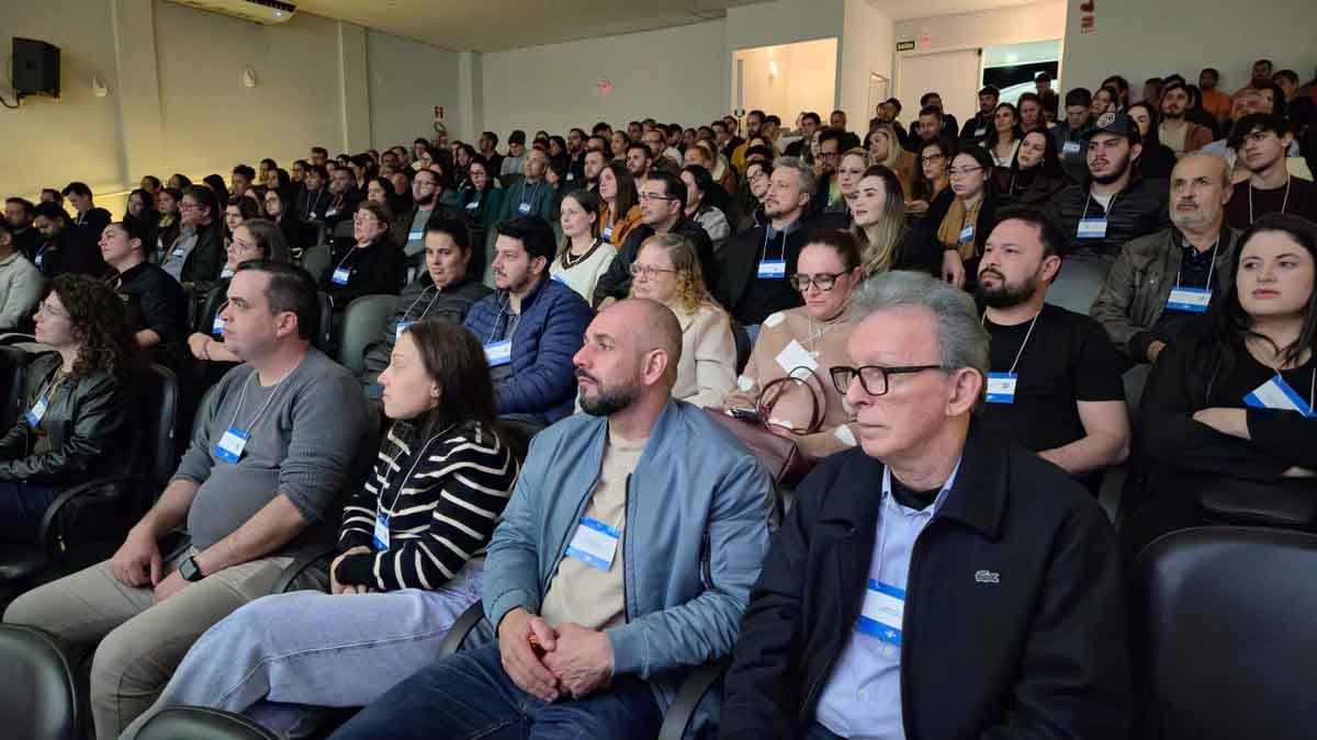 Ciro Bottini compartilha experiências e estratégias de vendas em palestra na Fatec Ivaiporã Ciro Bottini palestra para empresários, comerciantes e acadêmicos durante evento sobre vendas realizado na Fatec Ivaiporã