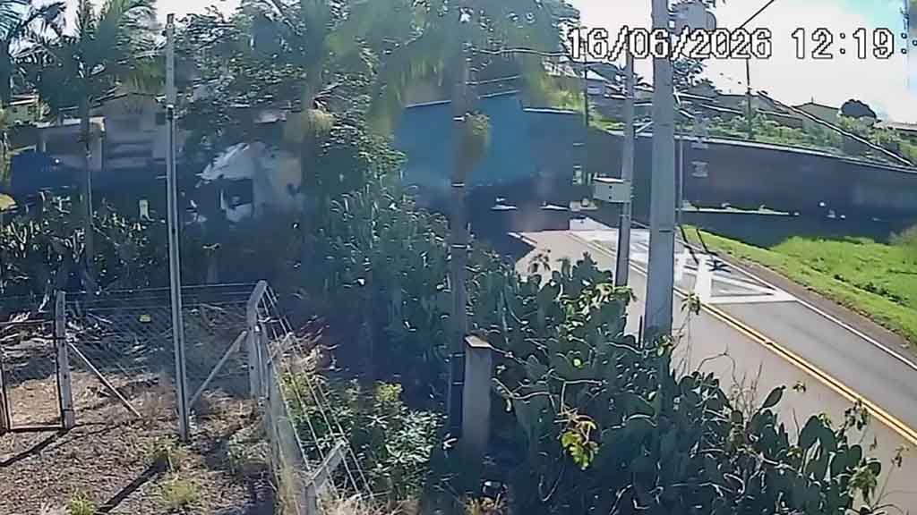 Carreta atingida por trem em passagem de nível no Distrito do Pirapó, em Apucarana