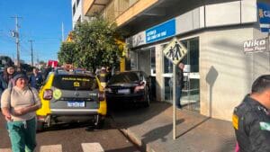 Após a colisão entre um Corolla e um Fiat Mobi, um dos veículos atingiu a porta da agência lotérica