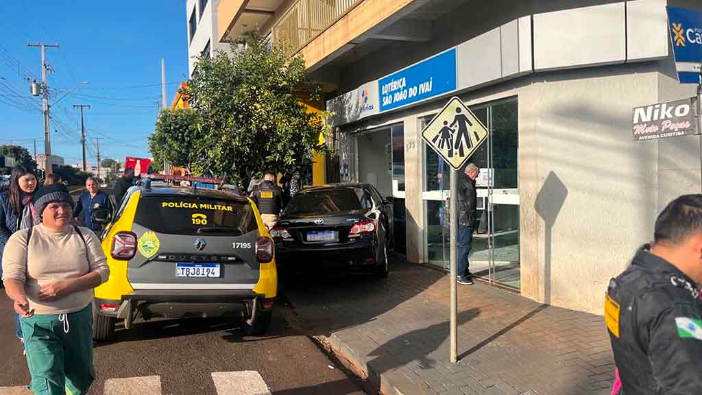 Após a colisão entre um Corolla e um Fiat Mobi, um dos veículos atingiu a porta da agência lotérica