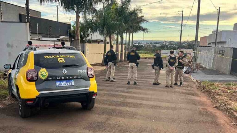 Viatura da Polícia Militar durante atendimento de ocorrência em Faxinal, onde um homem morreu durante