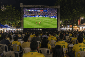 Torcedores acompanham jogo da Seleção Brasileira em telão durante evento público