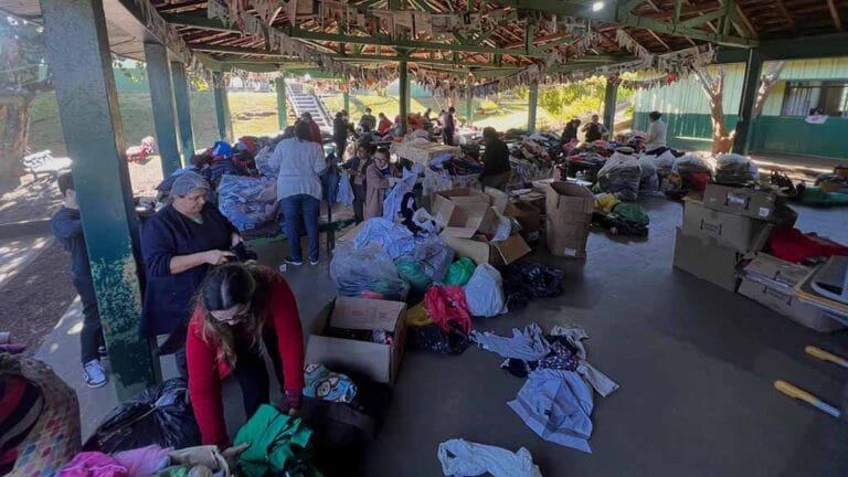Voluntárias da Casa de Vivência fazem a triagem de roupas, calçados e bolsas para distribuição em Ivaiporã.