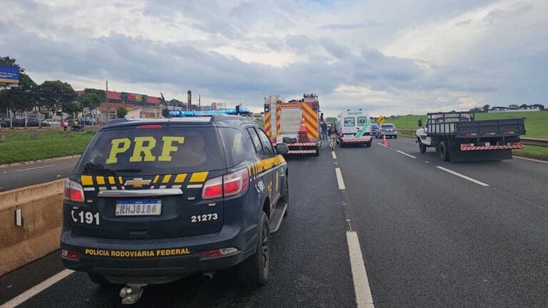 Viaturas e equipes de resgate atendem acidentes com atropelamentos na BR-376 em Mandaguaçu.