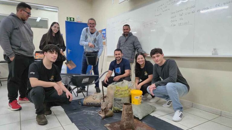 Acadêmicos de Engenharia Civil da Fatec Ivaiporã participam de aula prática sobre produção de concreto
