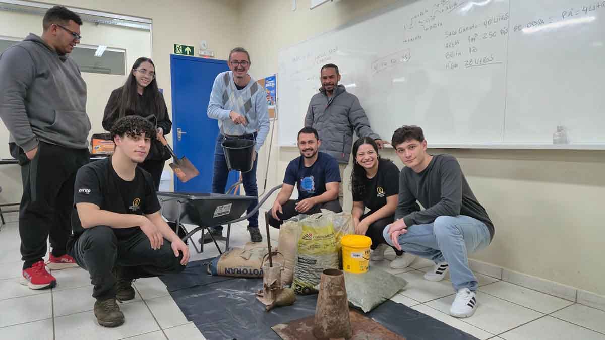 Acadêmicos de Engenharia Civil da Fatec Ivaiporã participam de aula prática sobre produção de concreto