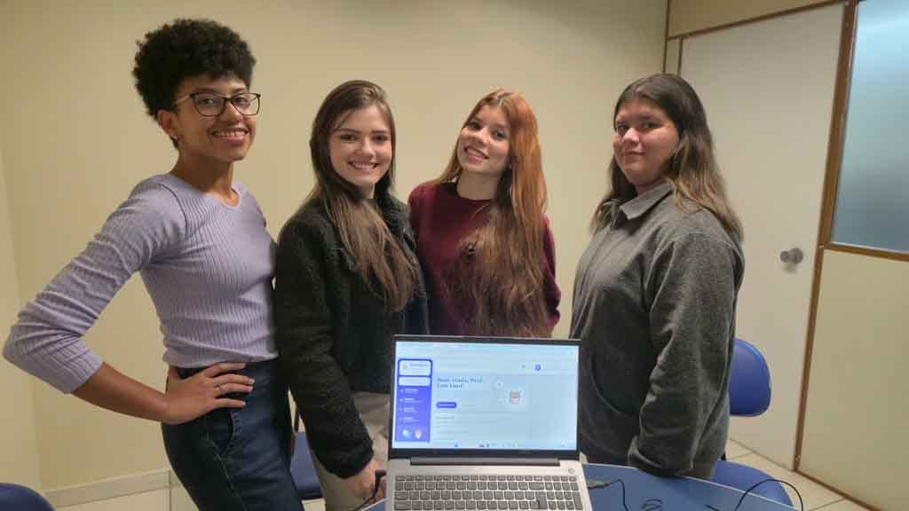 Projeto de Pedagogia da Fatec Ivaiporã conecta professores e compartilha práticas de sala de aula Acadêmicas do curso de Pedagogia da Fatec Ivaiporã apresentam a plataforma Partilhas durante mostra de projetos