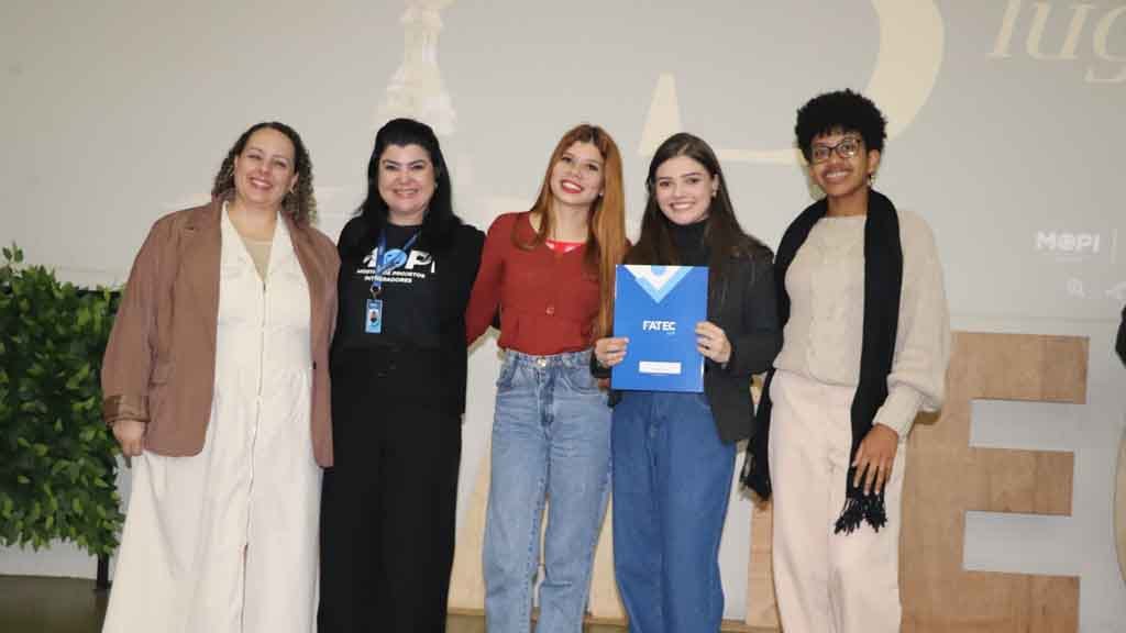 Projeto de Pedagogia da Fatec Ivaiporã conecta professores e compartilha práticas de sala de aula Acadêmicas do curso de Pedagogia da Fatec Ivaiporã apresentam a plataforma Partilhas durante mostra de projetos