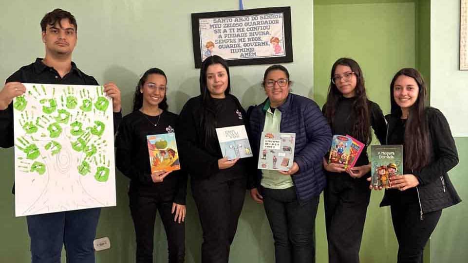 Acadêmicos de Pedagogia da Fatec Ivaiporã contam histórias e doam 135 livros ao Projeto Renascer Acadêmicos de Pedagogia da Fatec Ivaiporã doaram 135 livros e promoveram atividades educativas no Projeto Renascer