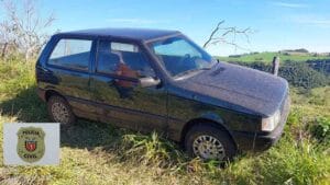 Automóvel furtado foi localizado pela Polícia Civil em uma estrada rural do distrito de Santa Bárbara, em Ivaiporã
