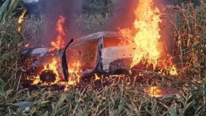 Veículo saiu da pista, atravessou uma plantação de milho e foi destruído pelas chamas na PR-466, entre Borrazópolis e Kaloré.