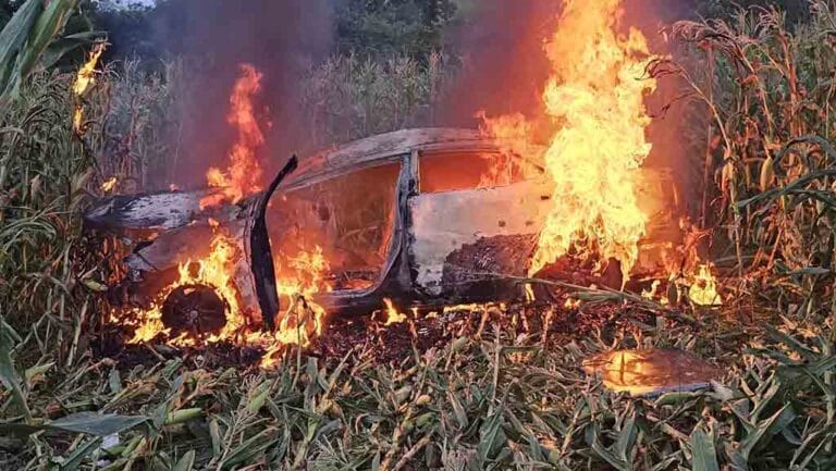 Veículo saiu da pista, atravessou uma plantação de milho e foi destruído pelas chamas na PR-466, entre Borrazópolis e Kaloré.