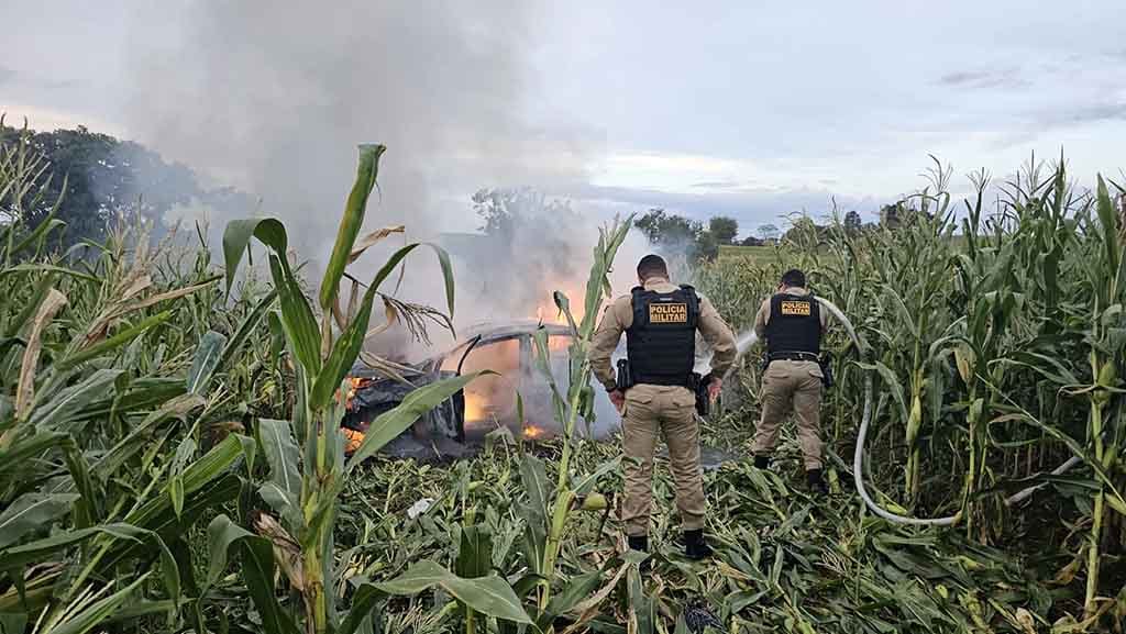 Veículo saiu da pista, atravessou uma plantação de milho e foi destruído pelas chamas na PR-466, entre Borrazópolis e Kaloré.