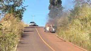 Fusca completamente destruído após incêndio em estrada rural de Jardim Alegre, com atuação do Corpo de Bombeiros