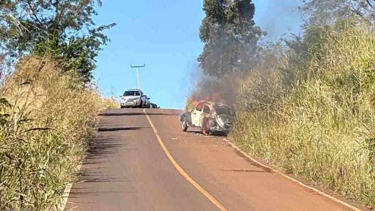 Fusca completamente destruído após incêndio em estrada rural de Jardim Alegre, com atuação do Corpo de Bombeiros