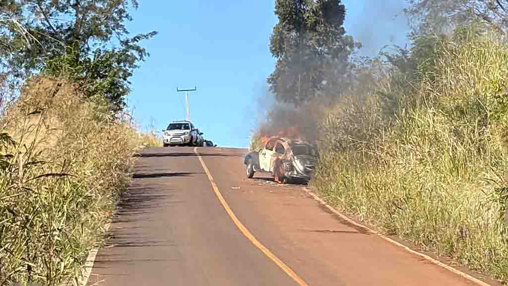 Fusca completamente destruído após incêndio em estrada rural de Jardim Alegre, com atuação do Corpo de Bombeiros
