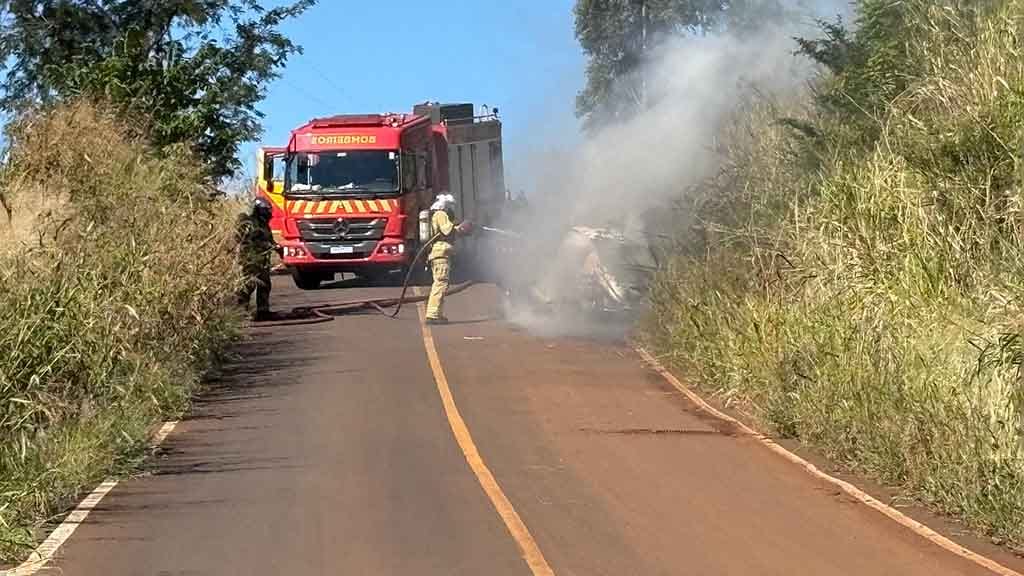 Fusca completamente destruído após incêndio em estrada rural de Jardim Alegre, com atuação do Corpo de Bombeiros