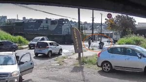 Homem com andador é retirado dos trilhos por motoristas antes da passagem de trem em Apucarana
