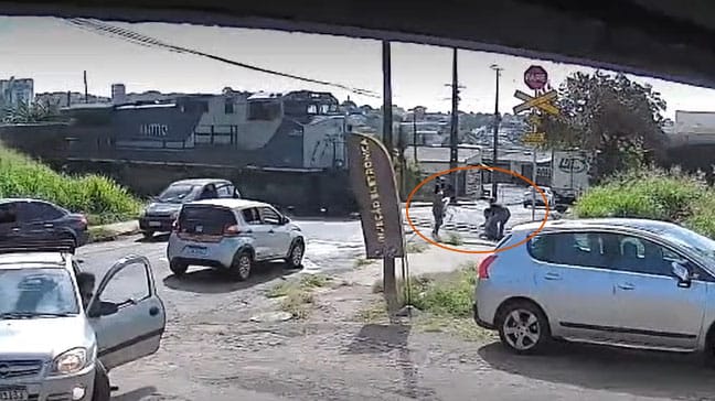 Homem com andador é retirado dos trilhos por motoristas antes da passagem de trem em Apucarana