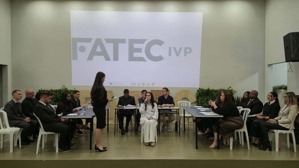 Acadêmicos de Direito participam de júri simulado na Fatec Ivaiporã