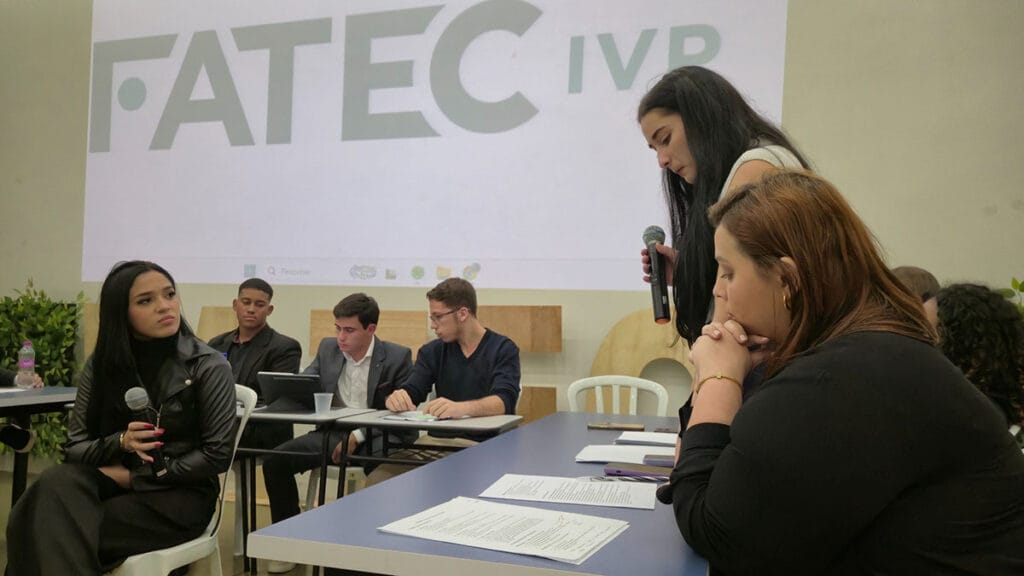 Acadêmicos de Direito participam de júri simulado na Fatec Ivaiporã