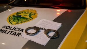 Viatura da Polícia Militar durante cumprimento de mandado de prisão em Ariranha do Ivaí