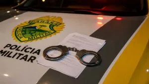 Viatura da Polícia Militar durante cumprimento de mandado de prisão