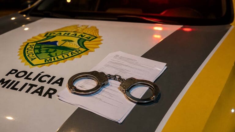 Viatura da Polícia Militar durante cumprimento de mandado de prisão em Ariranha do Ivaí