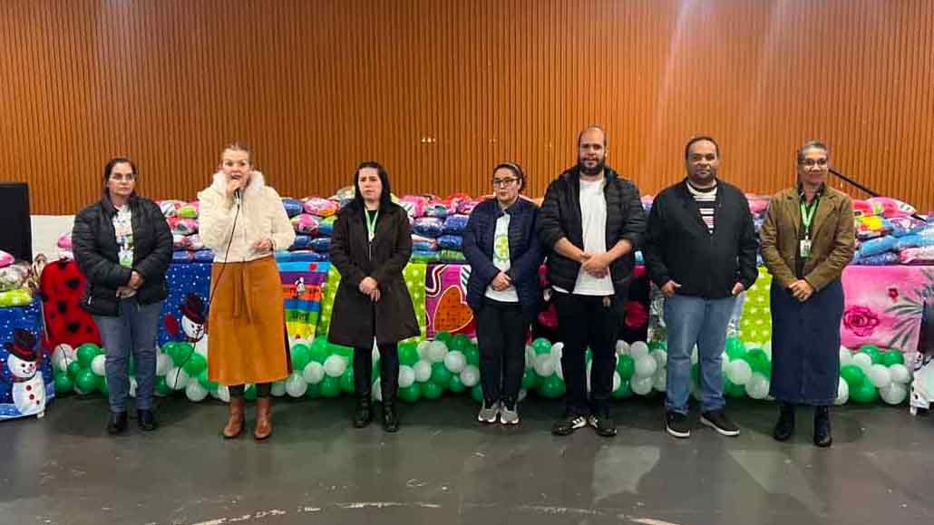 Prefeitura de Ivaiporã entrega mantas a crianças e adolescentes dos projetos sociais Entrega de mantas para crianças e famílias em situação de vulnerabilidade em Ivaiporã