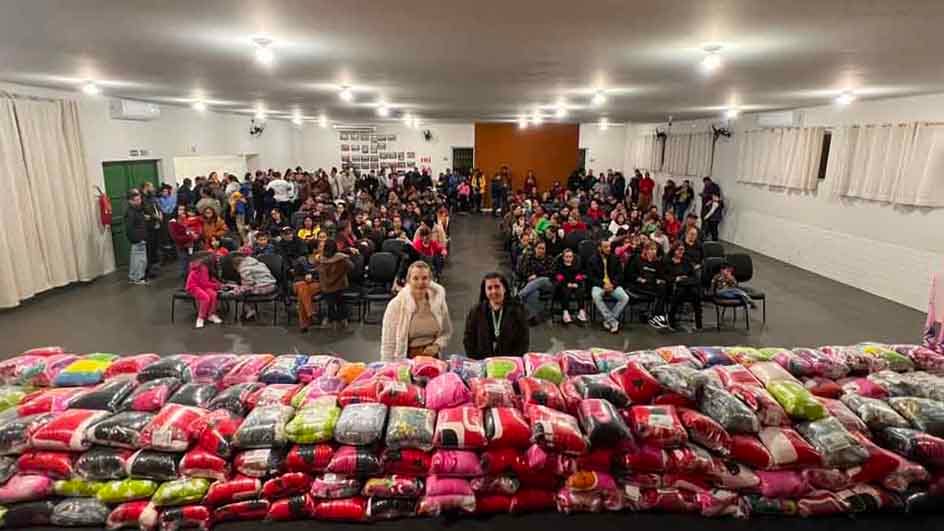 Prefeitura de Ivaiporã entrega mantas a crianças e adolescentes dos projetos sociais Entrega de mantas para crianças e famílias em situação de vulnerabilidade em Ivaiporã