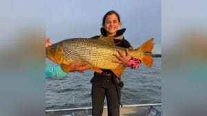 Heloísa segura dourado de 81 centímetros capturado no Rio Paraná em Guaíra