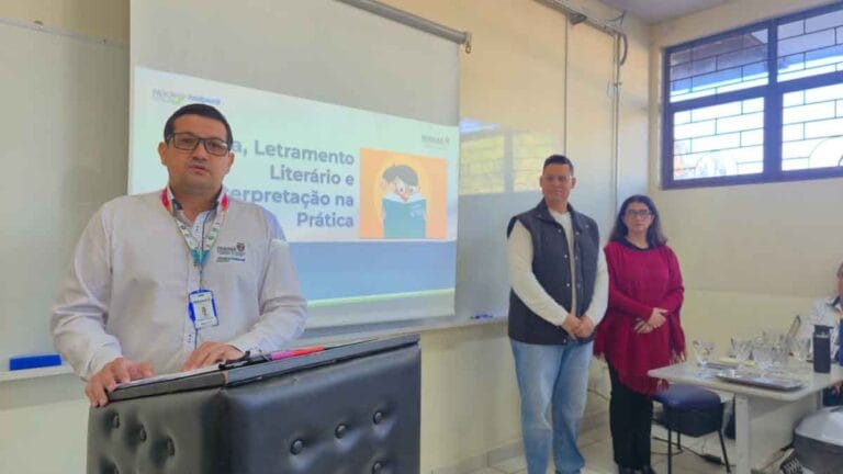 Formação promovida pelo NRE reúne professores na Fatec Ivaiporã