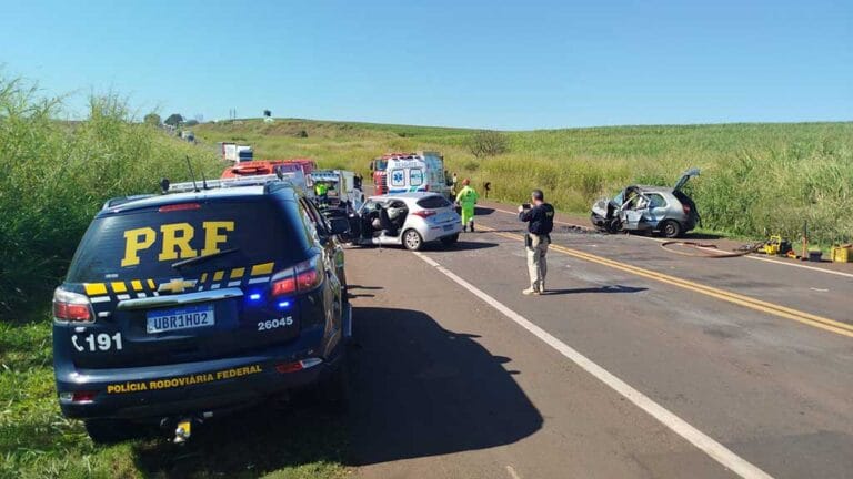 Equipes de resgate atendem colisão frontal entre um Fiat Palio e um Hyundai HB20 na BR-369, em Bandeirantes