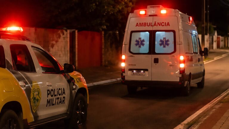 Imagem ilustrativa de Viatura da PM e ambulância durante atendimento de ocorrência em Rio Branco do Ivaí