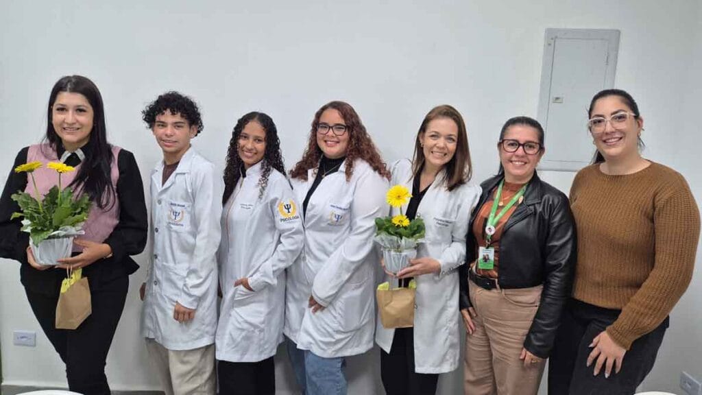 Acadêmicos e participantes durante encerramento do projeto reflexivo para mulheres em Ivaiporã