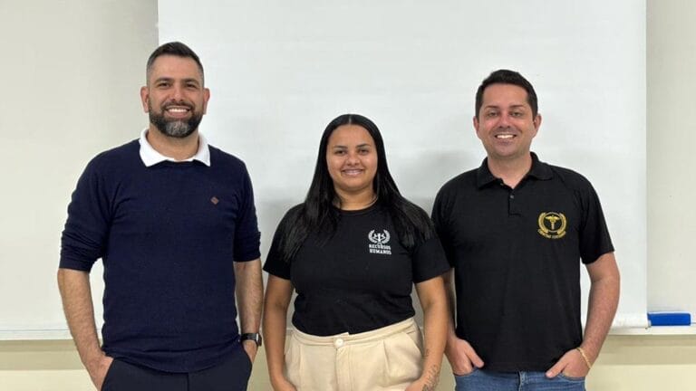Acadêmicos de Gestão de Recursos Humanos da Fatec Ivaiporã participam de entrevistas de candidatos durante processo seletivo realizado em parceria com a Simex Máquinas Agrícolas.