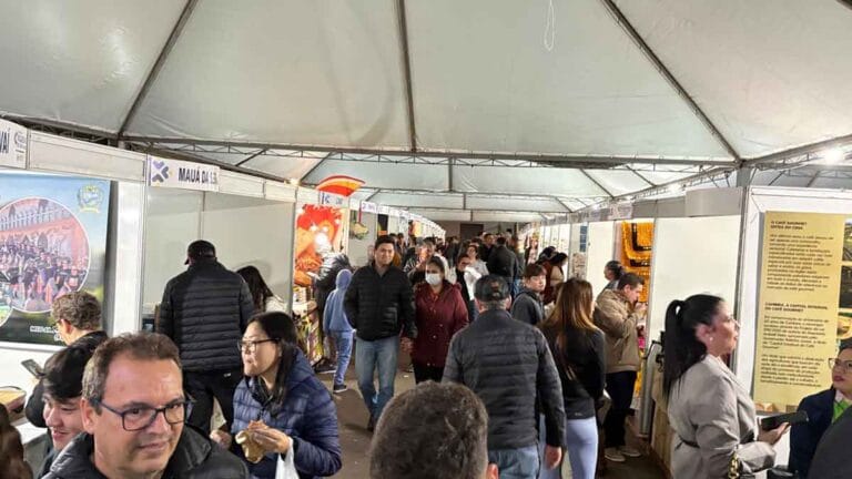 Grande público visita os estandes da Exposição Riquezas do Vale em Ivaiporã