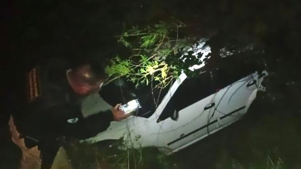 Acidente na PR-466 após carro sair da pista e cair em ribanceira em Pitanga