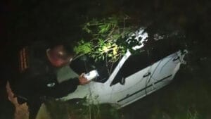 Acidente na PR-466 após carro sair da pista e cair em ribanceira em Pitanga