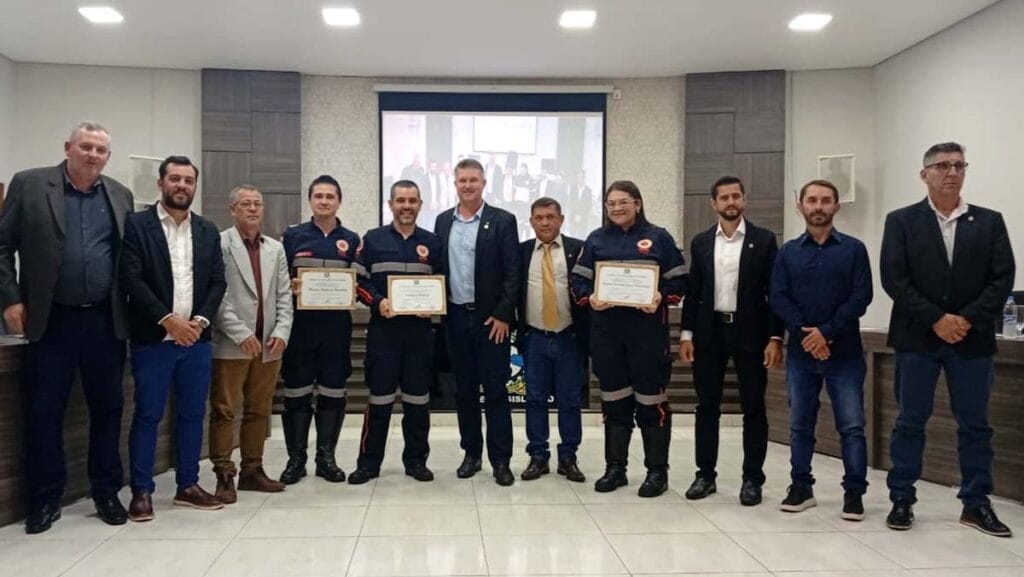 Equipe do Samu de Ivaiporã recebe Moção de Aplausos após salvar recém-nascido Equipe do Samu de Ivaiporã recebe Moção de Aplausos na Câmara Municipal